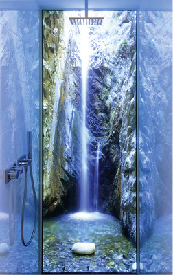 <p>
</p>

<p>
So macht duschen doppelt Spaß: Duschrückwand mit dem beleuchteten Bild eines Wasserfalls.
</p> - © Foto: Kuzman

