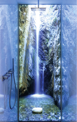 



So macht duschen doppelt Spaß: Duschrückwand mit dem beleuchteten Bild eines Wasserfalls.

