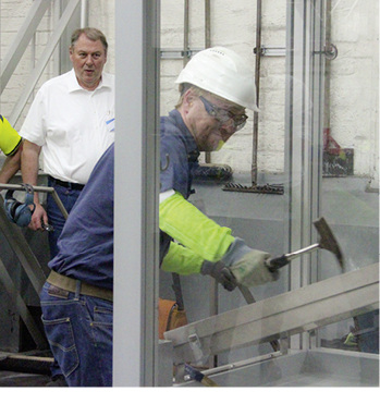 



Bruchtest beim IFTS: GLASWELT-Redakteur Matthias Rehberger versucht (vergeblich), ein Glas-Kunststoff-Laminat mit dem Hammer zu zerschlagen.
