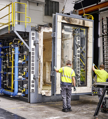 
01 Das vorbereitete Bauteil mit den Abmessungen von 1,50 × 2,50 m – Rahmen und Brandschutzglas – wird mit dem Hallenkran vor dem Ofen in Position gebracht. Dann wird der Brandraum mit dem Bauteil verschlossen.



