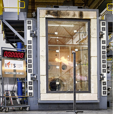 



02 Nach der automatischen Prüfung aller Sicherheitssysteme startet die Prüfung. Nun müssen Rahmen und Glas des F/EI-30-Elements mindestens 30 Minuten den Brandtemperaturen von bis zu 850 °C standhalten.
