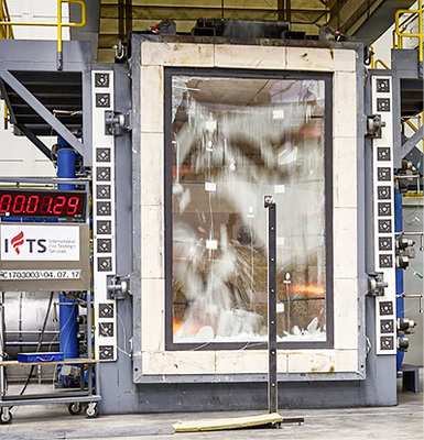 
03 Die Temperatur im Ofenraum steigt kontinuierlich, bis sie schließlich 850 °C erreicht. Nach knapp 1,5 Minuten zerspringt planmäßig die innere ESG-Scheibe des Brandschutzglases, Teile davon fallen im Ofeninneren zu Boden …



