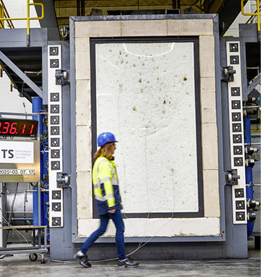 



04 … dadurch entfaltet die dahinterliegende Interlayer-Schicht mit hitzeisolierenden Eigenschaften ihre ganze Wirkung, das Glas wird blind.
