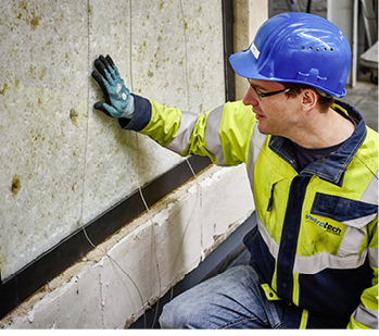 



Der Interlayer hat eine opake Isolationsschicht gebildet und wurde zur Flammen- und Hitzebarriere. Nach 30 Minuten wurde der Test erfolgreich beendet. Der Prüfingenieur untersucht die Scheibe im Nachgang.
