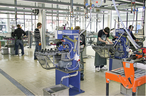 



Im Fokus des neu gestalteten Ausbildungsberufes steht auch die technologische Weiterentwicklung von Maschinen und Arbeitsweisen in Bezug auf die steigende Automatisierung, Vernetzung und Digitalisierung in den Betrieben. 
