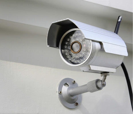 
Die Videoüberwachung per weit sichtbarer Kamera ist ein wichtiger Abschreckungsfaktor für den Einbrecher.



