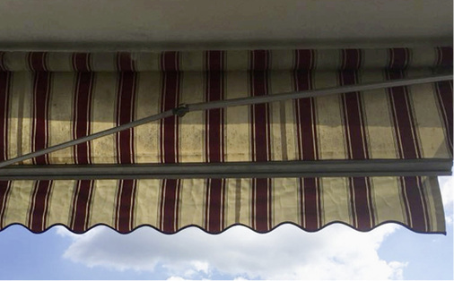 



Reparieren und neu bespannenoder demontieren, entsorgen und neu liefern? Hier sollten die Alarmglocken beim Fachbetrieb schellen und er sollte genau prüfen, ob die Markise noch ausreichend stabil ist.
