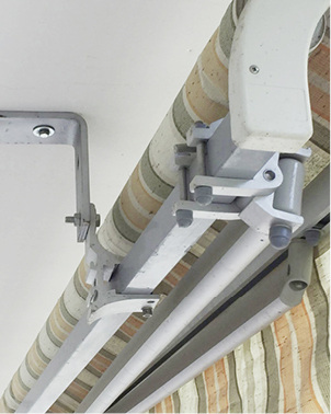 
Auch in diesem Fall ist eine Neubespannung der Markise kritisch zu hinterfragen, da die Befestigung nicht ausreichend ist.



