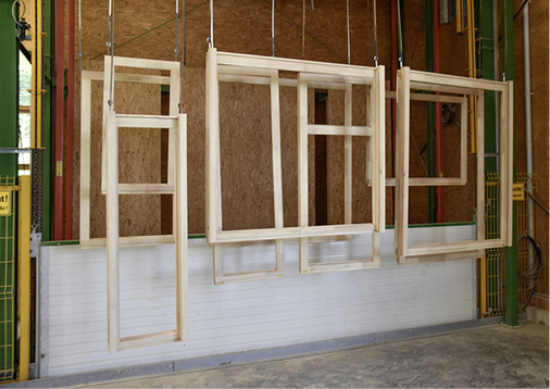 



DIe Fenster werden im oberen Werksteil zugeschnitten, mittels BAZ bearbeitet und fertig verleimt. Über Aufzüge geht es dann 2 Stockwerke tiefer zum Lackierer. 
