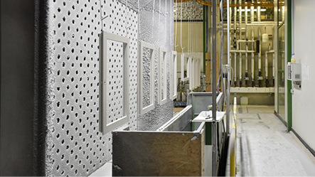 



Die Spritzstände sind zum ergonomischen und sauberen Arbeiten mit Personenhebern für den Lackierer ausgestattet.
