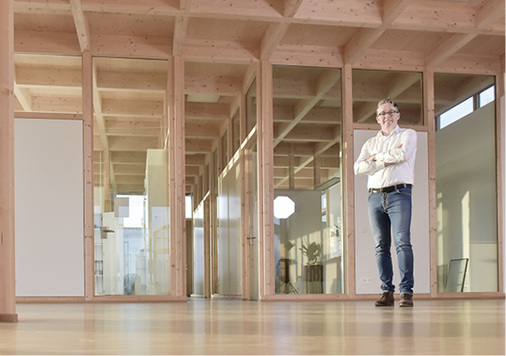 



Henning Steenweg hat den Sinn für Stil und die Liebe zum Werkstoff Holz.
