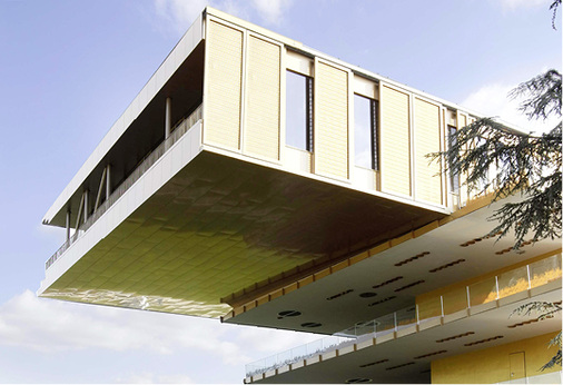 



Die gut drei Meter hohen und 1,70 Meter breiten Sonnenschutzpaneele schützen den Bau vor unerwünschter Aufheizung.
