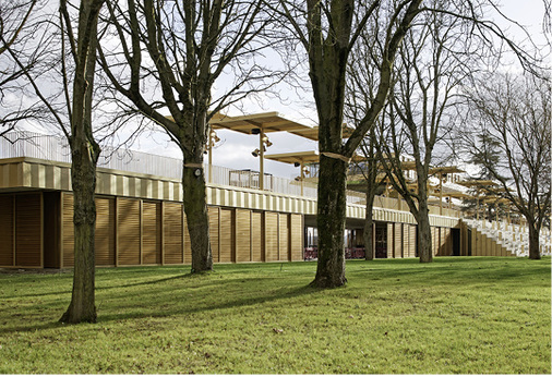 



Tagsüber tritt die schimmernde Membran mit ihrem warmen Goldton in einen behutsamen Dialog mit der natürlichen Umgebung.
