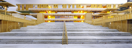 



Fur die Sonnenschutzelemente an Tribüne und Pavillons, die den Haupteingang flankieren, wurde goldenes Edelstahlgewebe vom Typ Escale 7 × 1,5 gewählt.
