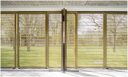 



Die offene Gewebestruktur leitet das Tageslicht weich gefiltert in die Räume und trägt so zum Aufenthaltskomfort bei. Durch ungehinderte Blickbeziehungen nach außen erfüllen die Sonnenschutzpaneele zudem den erklärten Wunsch nach Transparenz.
