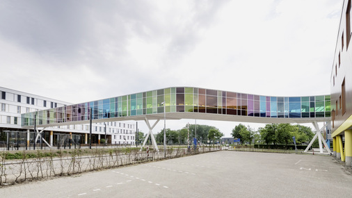 Gewinner in der Kategorie Fassaden war eine Fußgängerbrücke aus buntem Glas. Für dieses Projekt lieferte Thiele Glas 650 ­bunte Scheiben mit 15 verschiedenen Vanceva-Farbfolien.