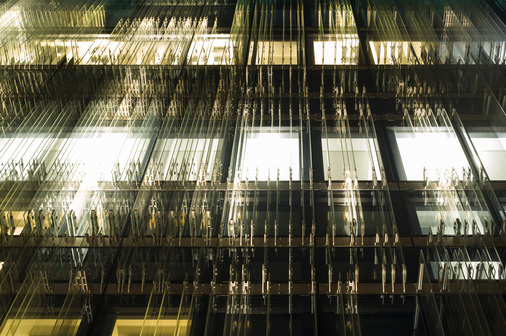 Zur Illuminierung der Glaslamellen lieferte Erco zwei Varianten einer starken und dabei sehr schmalen Außenleuchte mit gefrästem Alugehäuse. Dafür wurden eine 20 cm lange sowie eine 30 cm Variante entwickelt, bei denen 6 bzw. 9 LEDs in Reihe sitzen.