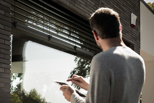 Das Smart Guard Modul wird in den oberen Blendrahmen des Fensters, der Balkon- oder Terrassentür eingebaut.