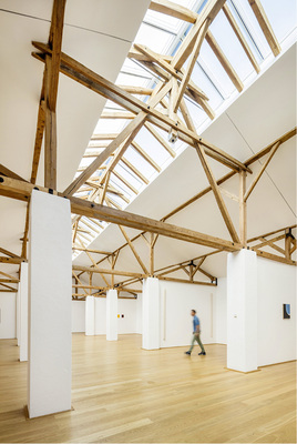 <p>
</p>

<p>
Die weißen Wände in Kombination mit dem hellen Parkettboden und dem hölzernen Dachstuhl bieten einen eindrucksvollen Rahmen für die Präsentation.
</p> - © Foto: Velux Deutschland GmbH

