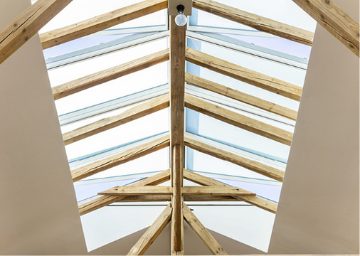 



Im Museum „DAS MAXIMUM“ werden die Werke der zeitgenössischen Künstler durch großzügige Sattel-Lichtbänder ins rechte Licht gerückt.
