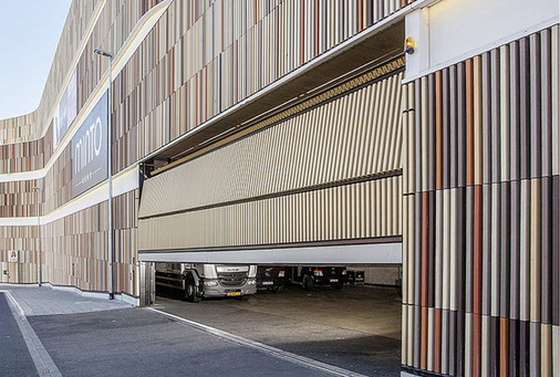 <p>
</p>
<p>
Mit dem Sektionaltor lassen sich auch Warenanlieferungen mitten in einer Großstadt fast unsichtbar in die Gebäudeoptik integrieren.
</p> - © BeluTec
 
Mit dem Sektionaltor lassen sich auch Warenanlieferungen mitten in einer Großstadt fast unsichtbar in die Gebäudeoptik integrieren.