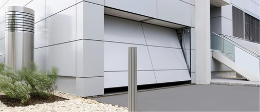 
Mit dem nach innen abkippenden Tor lassen sich die Strukturen der Gebäudeverkleidung bis zum Detail des Fugenverlaufs problemlos fortführen.



