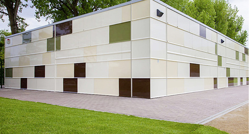 <p>
</p>
<p>
Mit Hebefalttoren können große Gebäudeöffnungen auch dann verschlossen werden, wenn kein Platz zum Einbau im Gebäude vorhanden ist.
</p> - © BeluTec
 
Mit Hebefalttoren können große Gebäudeöffnungen auch dann verschlossen werden, wenn kein Platz zum Einbau im Gebäude vorhanden ist.