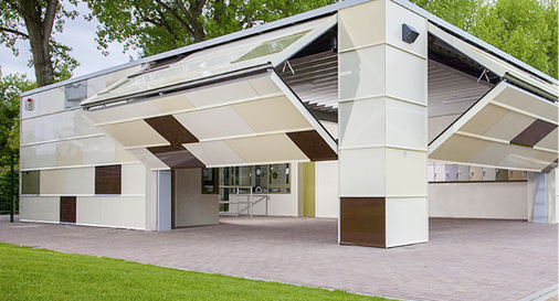 <p>
</p>
<p>
Die nach außen öffnenden Hebefalttore ermöglichen auch Ecklösungen am Gebäude, da keine beweglichen Teile im inneren Bereich kollidieren können.
</p> - © BeluTec
 
Die nach außen öffnenden Hebefalttore ermöglichen auch Ecklösungen am Gebäude, da keine beweglichen Teile im inneren Bereich kollidieren können.