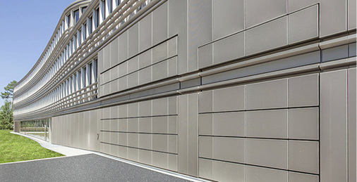 <p>
</p>
<p>
Die auf dem Sektionaltor aufgebrachten Fassadenelemente können auch eine unterschiedliche Oberflächenstruktur haben, um dem Gebäudedesign folgen zu können.
</p> - © BeluTec
 
Die auf dem Sektionaltor aufgebrachten Fassadenelemente können auch eine unterschiedliche Oberflächenstruktur haben, um dem Gebäudedesign folgen zu können.