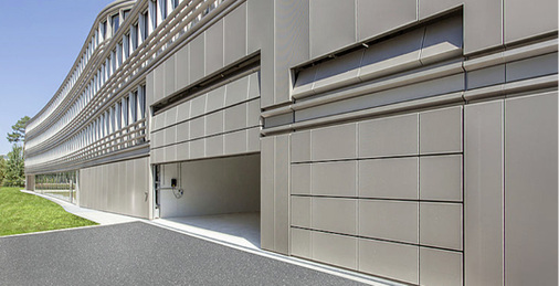 <p>
</p>
<p>
Durch das mögliche separate Abkippen der Topsektion des Sektionaltores können auch Materialien mit einem Aufbau von 200 mm aufgebracht werden.
</p> - © BeluTec
 
Durch das mögliche separate Abkippen der Topsektion des Sektionaltores können auch Materialien mit einem Aufbau von 200 mm aufgebracht werden.