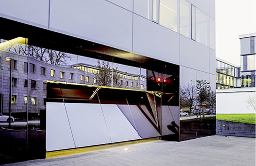 <p>
</p>
<p>
Auch schwere Glaselemente können mit der Kipptortechnik sicher und dauerhaft bewegt werden.
</p> - © Käuferle
 
Auch schwere Glaselemente können mit der Kipptortechnik sicher und dauerhaft bewegt werden.