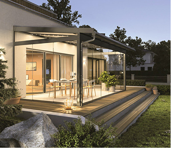 



Um die Terrasse auch an kalten Tagen zu nutzen, bieten sich flexible Glaswände an, die Hausbesitzer nach Belieben verschieben, öffnen und schließen können.
