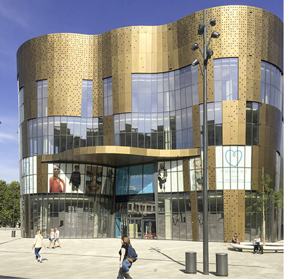 



Mit einer ansprechenden Erscheinung präsentiert sich das neue Geschäftshaus in der Innenstadt von Wuppertal in den Materialien Metall und Glas.
