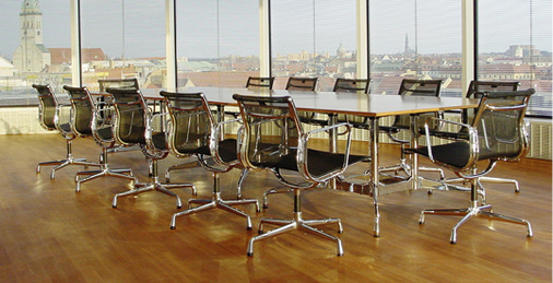 



Hochliegende Konferenzräume sind auf innen angeordnete Tageslichtsysteme angewiesen, um die Blendung zu verhindern, ohne das Lichtspektrum zu ändern.
