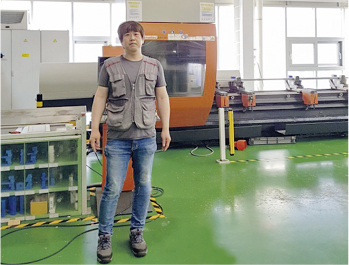 



Erfolgreich im Einsatz für das höchste Gebäude Südkoreas: Techniker Lee Gyeong-ju und sein SBZ 151. 
