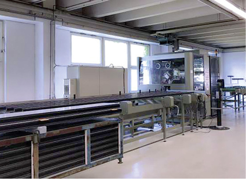 
Das neue Bearbeitungszentrum „Quadra L1” in Betrieb bei Timm: Die erhöhte Produktivität und Effizienz in der Aluminium-Fenster-Produktion sei sofort zu spüren gewesen. Auf dem BAZ werden alle Schüco-Fenster-Profile und Pfosten-Riegel-Fassaden vollautomatisiert zugeschnitten und bearbeitet.



