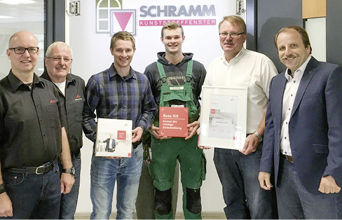 



Neues Kooperationskapitel mit intensivem Teamwork (v.l.): Roto-Regionalvertrieb Karsten Zeuner, Roto-Vertriebsaußendienst Gebhard Walter, die Schramm-Geschäftsleiter Matthias, Michael und Jürgen Schramm sowie Roto-Verkaufsleiter Klaus Schunke sind mit der Umstellung und ihren Resultaten sehr zufrieden. 
