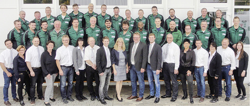 



Mit rund 60 Mitarbeitern bietet die Schramm GmbH ihren privaten und gewerblichen Kunden ein Komplettpaket aus Beratung, Planung, Fertigung und Montage. Im Beschlagsektor setzt das Unternehmen seit 28 Jahren auf Produkte und Dienstleistungen von Roto.
