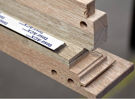 



Das Klebeband wird bereits nach dem Hobeln auf die Kantel appliziert. Die CNC-Anlage Centateq kann die Kantel inklusive Klebeband weiterverarbeiten.
