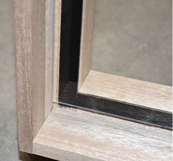 



Die Profilierung der Rahmenteile ist einfach und erfordert weniger Zerspanung und Holz-Einsatz und dadurch auch geringere Werkzeugkosten. Die Verklebung stellt die Statik des Flügels sicher, die Eckverbindung kann einfach gehalten werden. 
