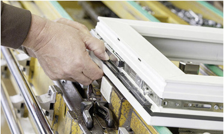 



Leichter Montagevorgang: Zuerst werden die Austauschdichtungen am Blendrahmen platziert, dann wird am Flügel der Lüfter selbst in der Dichtungsnut eingeclipst.
