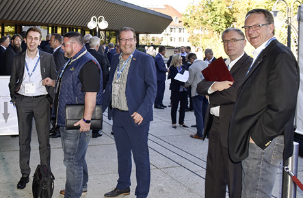 



Sommerliche Temperaturen luden dazu ein, die Fachgespräche und den Branchentalk nach draußen auf die Terrasse des Kultur- und Kongresszentrums in Rosenheim zu verlegen.
