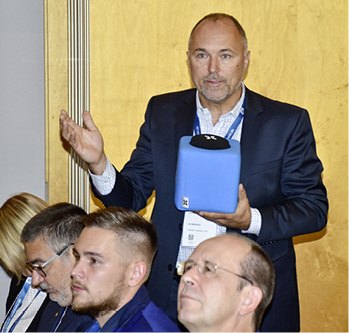 



Fensterbauer Jan Sehlmann freut sich, dass das Thema VIG wieder Fahrt aufnimmt, damit die Fenstermacher ein leichteres Produkt hantieren können.
