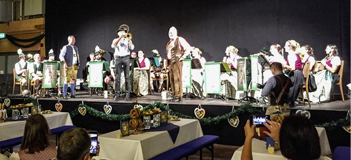 



Eine wichtige Konstante auf den Fenstertagen: Der bayerische Festabend in der Inntalhalle. In diesem Jahr versuchte sich der zum ift-Ehrenvorsitzenden ernannte Bernhard Helbing an der Trompete.
