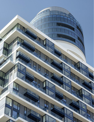 



Die Architekten wollten keine Einheitsfassade, sondern eine abwechslungsreiche Gebäudehülle gestalten. Bei der Fertigung der Fassadengläser arbeiteten drei Standorte der Saint-Gobain Glassolutions Gruppe eng zusammen.
