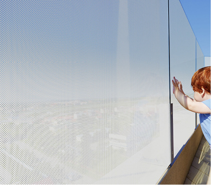 
Das Verbundglas bietet Sicherheit, inklusive Absturzschutz.



