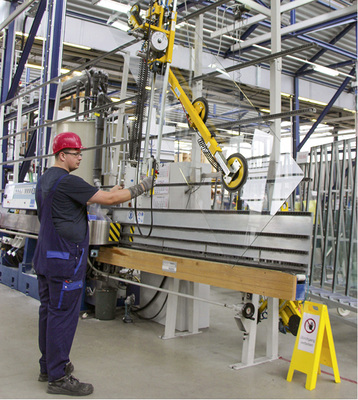 



Mit dem 7025-AD4-2-Vakuumheber können bis zu 6 m lange und von 350 bis 1400 mm breite Glasstreifen mit einem maximalen Gewicht von 250 kg transportiert werden.
