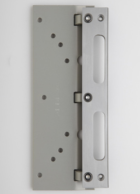 Die mit Stahllappen und vollflächiger Verschraubung versehenen Sicherheitsschließbleche von Basys für die Zarge sind nachrüstbar.