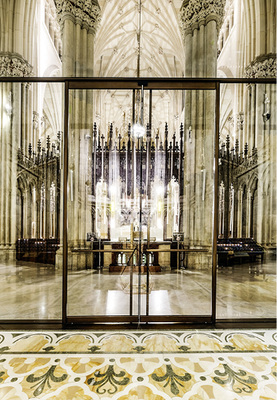 



Die umlaufende Messingverkleidung wurde exakt an die Kontur der bestehenden Stützen angepasst. 
