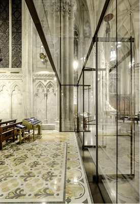 



Die integrierten Glasschwingtüren sind etwas nach vorne gesetzt, um den Mosaikboden zu erhalten. 
